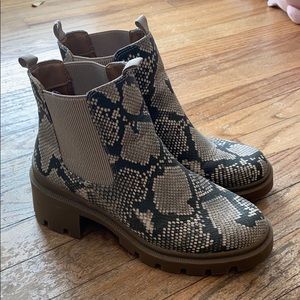 Universal Thread Snake Print Boot